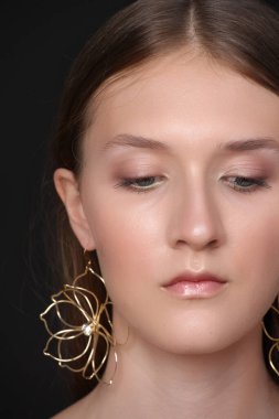 Küpe takan güzel bir kadın. Küpe takıyorum. Moda, tarz