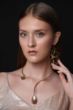 Küpe takan güzel bir kadın. Küpe takıyorum. Moda, tarz