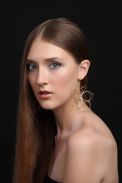 Portrait Jolie Jeune Fille Avec Grandes Boucles Oreilles Dorées Isolé — Photo