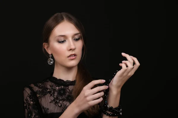 Retrato Niña Bonita Con Brazalete Perlas Negras Aislado Sobre Fondo — Foto de Stock