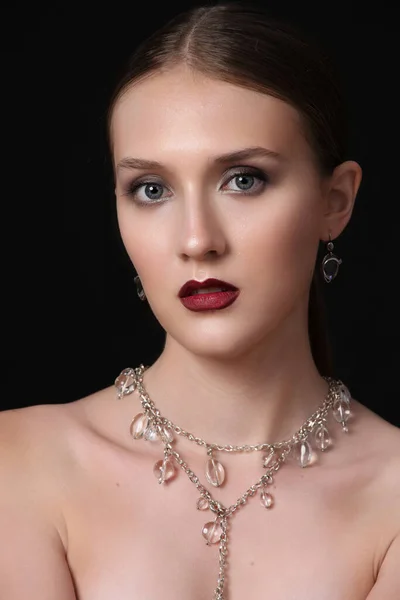 Modelka Modelka Profesjonalny Makijaż Piękne Koraliki Kryształkami Pozowanie Studio Odizolowane — Zdjęcie stockowe