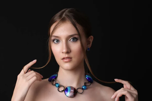 Fashion Beauty Model Professionelles Make Und Schöne Blaue Steine Schmuck — Stockfoto