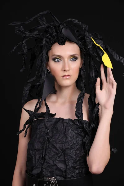 Kreatív Művészet Divat Megjelenés Fiatal Modell Fehér Fekete Papír Szekrény — Stock Fotó
