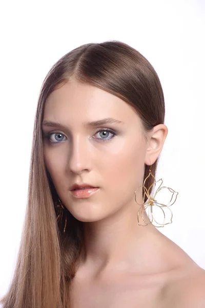 Schöne Junge Mädchen Mit Großen Ohrring Isoliert Auf Weißem Hintergrund — Stockfoto