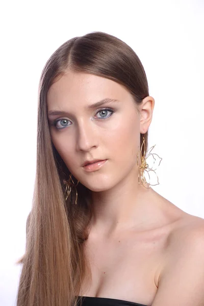 Schöne Junge Mädchen Mit Großen Ohrring Isoliert Auf Weißem Hintergrund — Stockfoto