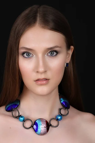 Mode Skönhet Modell Professionell Makeup Och Vackra Blå Stenar Smycken — Stockfoto