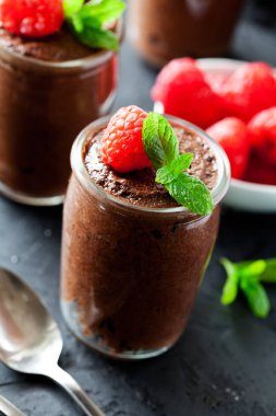 Ahududu ile ev yapımı koyu çikolata köpük bardak