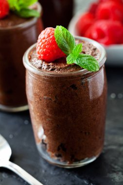 Ahududu ile ev yapımı koyu çikolata köpük bardak