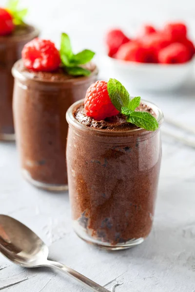 Ahududu ile ev yapımı koyu çikolata köpük bardak