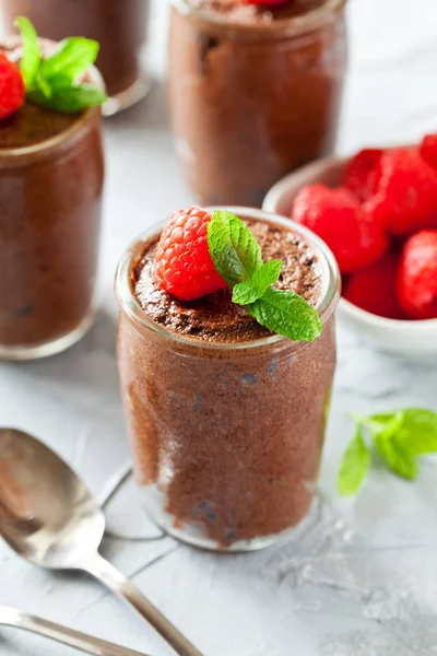 Ahududu ile ev yapımı koyu çikolata köpük bardak