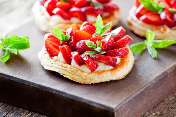 Small Puf Pastry Pies Organic Strawberries — Stock Photo, Image
