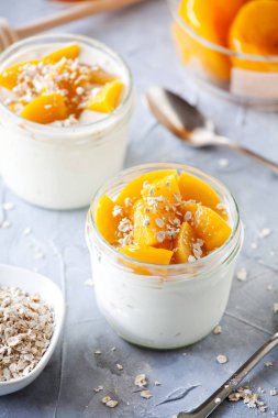 Organik haşlanmış Şeftalilerin yoğurt kapları birkaç