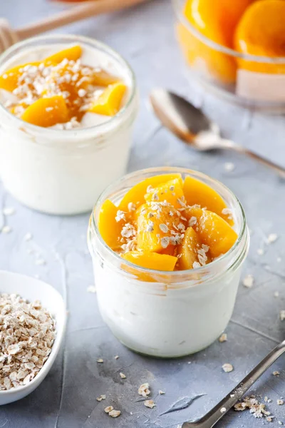 Organik haşlanmış Şeftalilerin yoğurt kapları birkaç