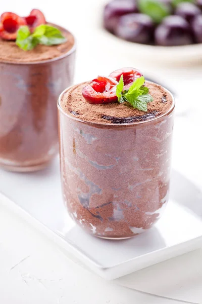 Karanlık Chcolate Mousse Kiraz Ile Kadeh — Stok fotoğraf