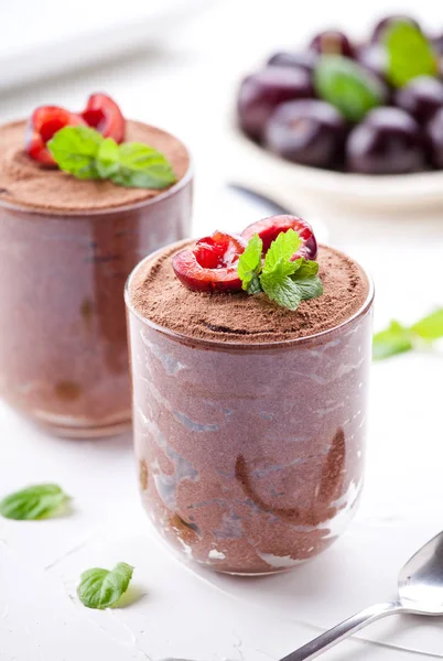 Karanlık Chcolate Mousse Kiraz Ile Kadeh — Stok fotoğraf