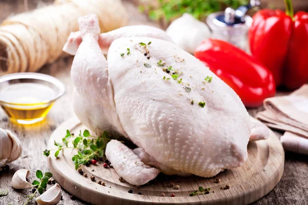 Rohes Huhn Mit Lebensmittelzutaten Und Gewürzen — Stockfoto