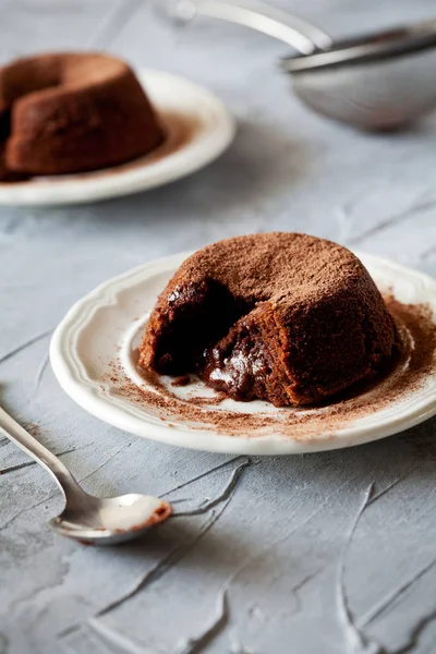 Ein Paar Kleine Hausgemachte Schlammkuchen Aus Schokolade — Stockfoto