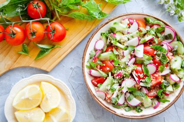 Quinoa salata domates Raddishes ve salatalık ile kase