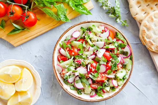 Quinoa salata domates Raddishes ve salatalık ile kase