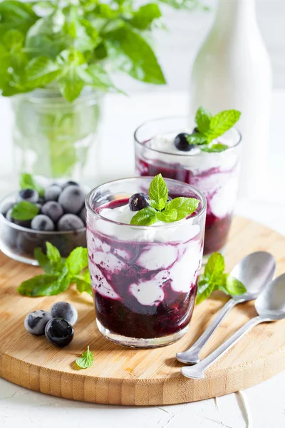 Bicchieri Yogurt Fatto Casa Con Mirtilli Biologici — Foto Stock