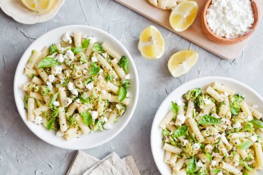 Bir kaç kase organik Sebzeli Makarna