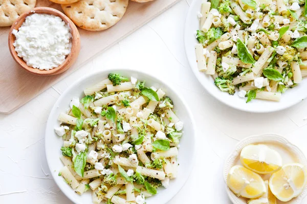 Par Skåle Pasta Med Økologiske Grøntsager - Stock-foto