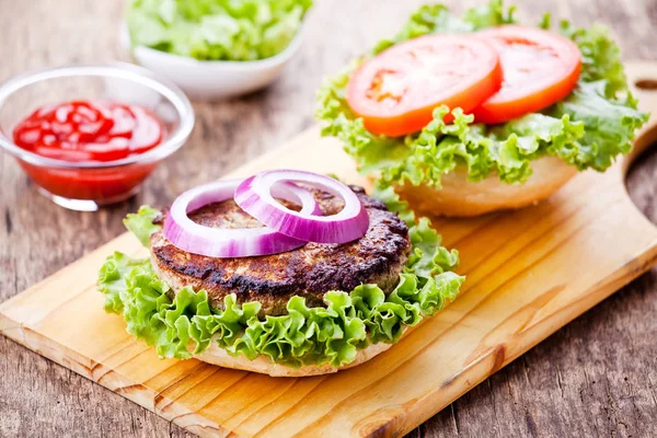 Yapımı Sığır Eti Burger Marul Domates — Stok fotoğraf