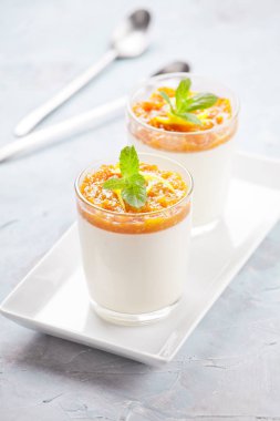 Kadeh panna cotta mango ile