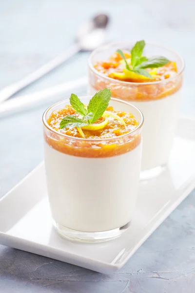 Pár Skleniček Panna Cotta Mango — Stock fotografie