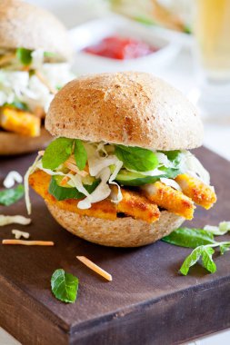 Hamburger kızarmış tavuk göğsü ile birkaç