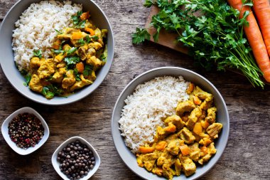 Taze sebze ve pirinç ile ev yapımı köri çanak tabak