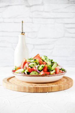 Ev yapımı domates ve salatalık salatası yenileniyor