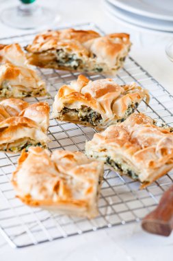 Lezzetli ev yapımı Yunan spanakopita dilim