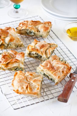 Lezzetli ev yapımı Yunan spanakopita dilim