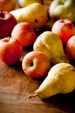 Organik elma ve armut bir tablo