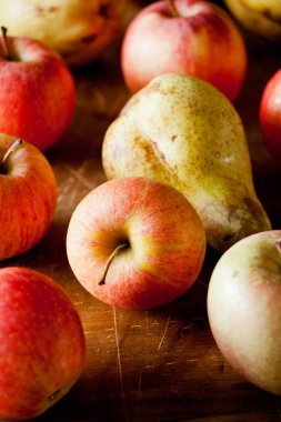 Organik elma ve armut bir tablo