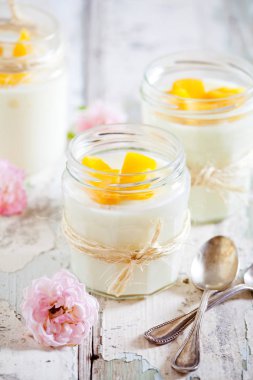 Gül özlü ev yapımı vanilyalı puding kavanozları