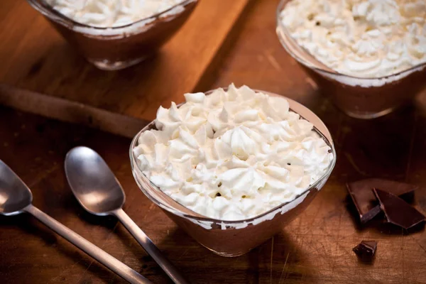 Kleine Potten Van Zelfgemaakte Pure Chocolade Mousse — Stockfoto