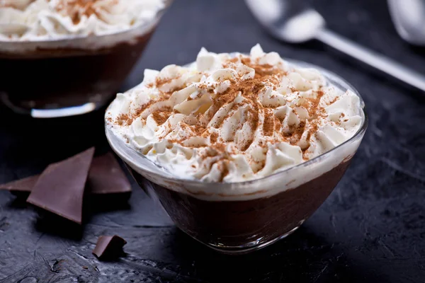 Small Pots Homemade Dark Chocolate Mousse — Stock Photo, Image