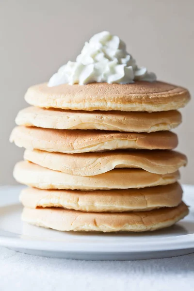 Ein Bündel Hausgemachter Pfannkuchen Mit Milch Zum Frühstück — Stockfoto