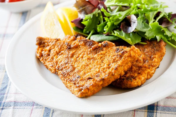 Hausgemachtes Paniertes Schweineschnitzel Mit Etwas Grünem Salat — Stockfoto