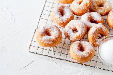 Pudra şekerli ev yapımı çörekler.