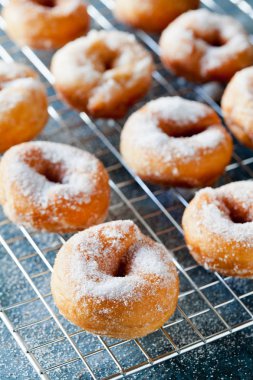 Pudra şekerli ev yapımı çörekler.