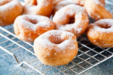 Pudra şekerli ev yapımı çörekler.