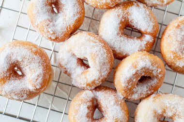 Pudra şekerli ev yapımı çörekler.