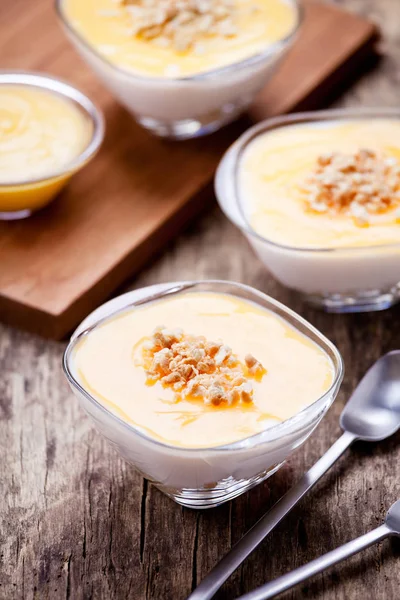 Hemmagjord skålar av citron Cheesecake — Stockfoto