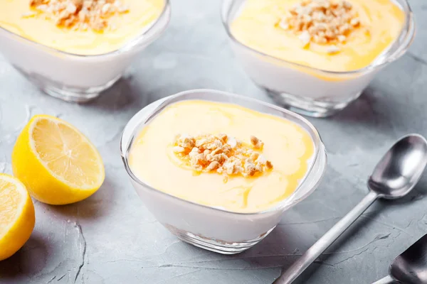 Par skålar av citron Cheesecake — Stockfoto