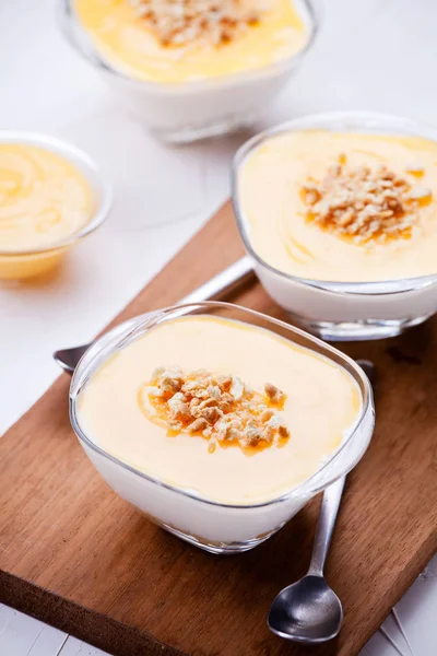 Par skålar med hemmagjord Lemon Cheesecake — Stockfoto