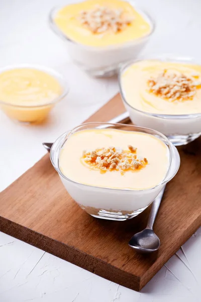 Skålar med hemmagjord Lemon Cheesecake — Stockfoto