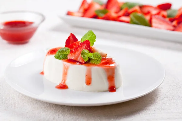 Panna cotta mit frischen Erdbeeren — Stockfoto